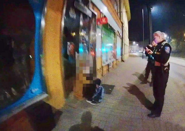 В Праге женщина разбила витрину, передумала красть и вызвала полицию: видео