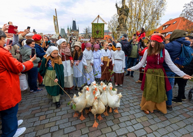 На Карловом мосту Праги состоялось святомартинское шествие: фото и видео