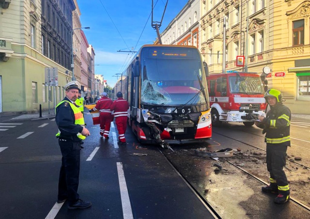 В центре Праги столкнулись трамвай и самосвал