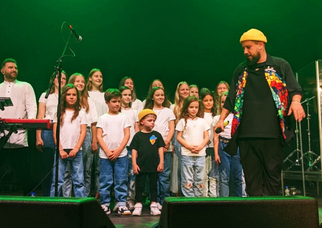 Монатик пригласил детей-беженцев спеть на концерте в Праге: видео