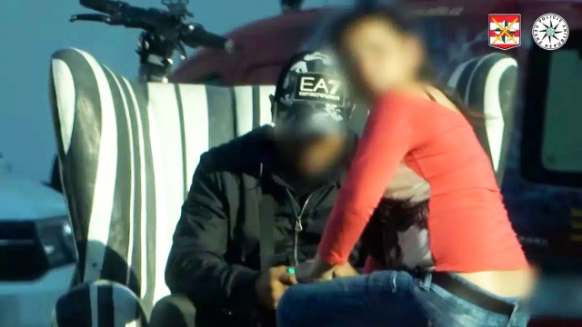 В Чехии пафосный дилер продавал наркотики, сидя в уличном кресле: видео