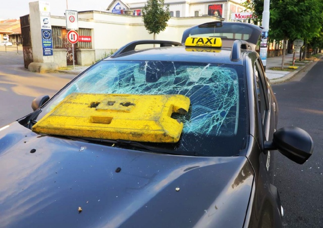 В Праге пассажир избил таксиста и повредил ему машину: видео