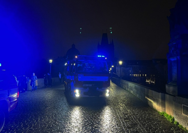 В Праге пожарные спасли мужчину, упавшего с Карлова моста