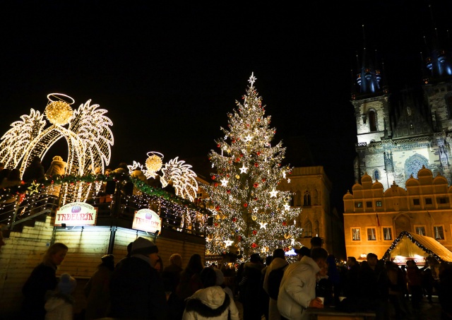 В Праге в тестовом режиме зажгли главную ёлку: фото и видео