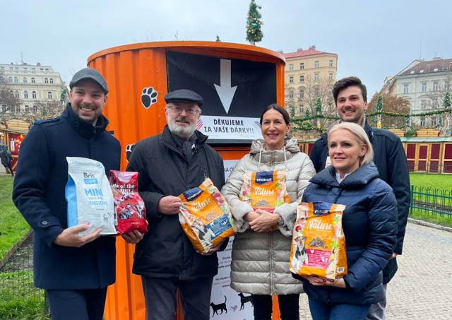 Прага-2 установила контейнер для сбора корма бездомным собакам и кошкам