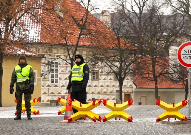 Президент Чехии призвал отменить досмотр посетителей Пражского Града