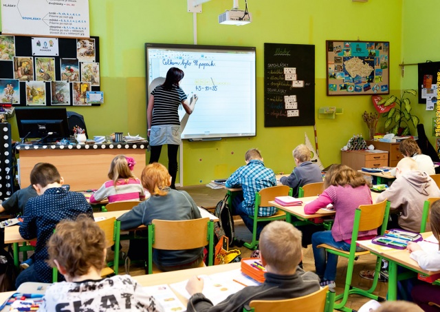 Чехия и Украина подписали договор о признании образовательных программ. Онлайн-обучение ограничат