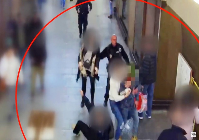 В метро Праги пассажиры помогли задержать грабителя: видео