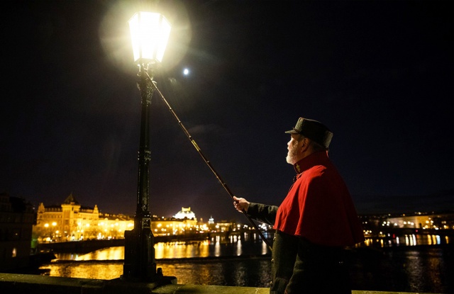 Красивая традиция: в Праге на Карлов мост вернулся фонарщик