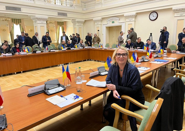 Министр обороны Чехии передала украинскому коллеге «подарок для Путина»
