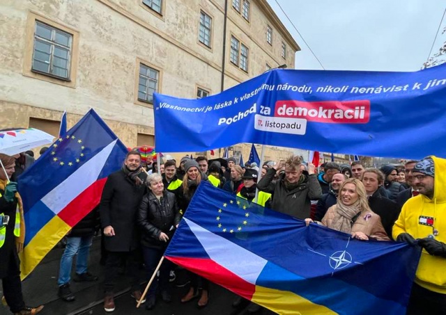 В Праге шествие в поддержку Украины и демократии собрало тысячи человек