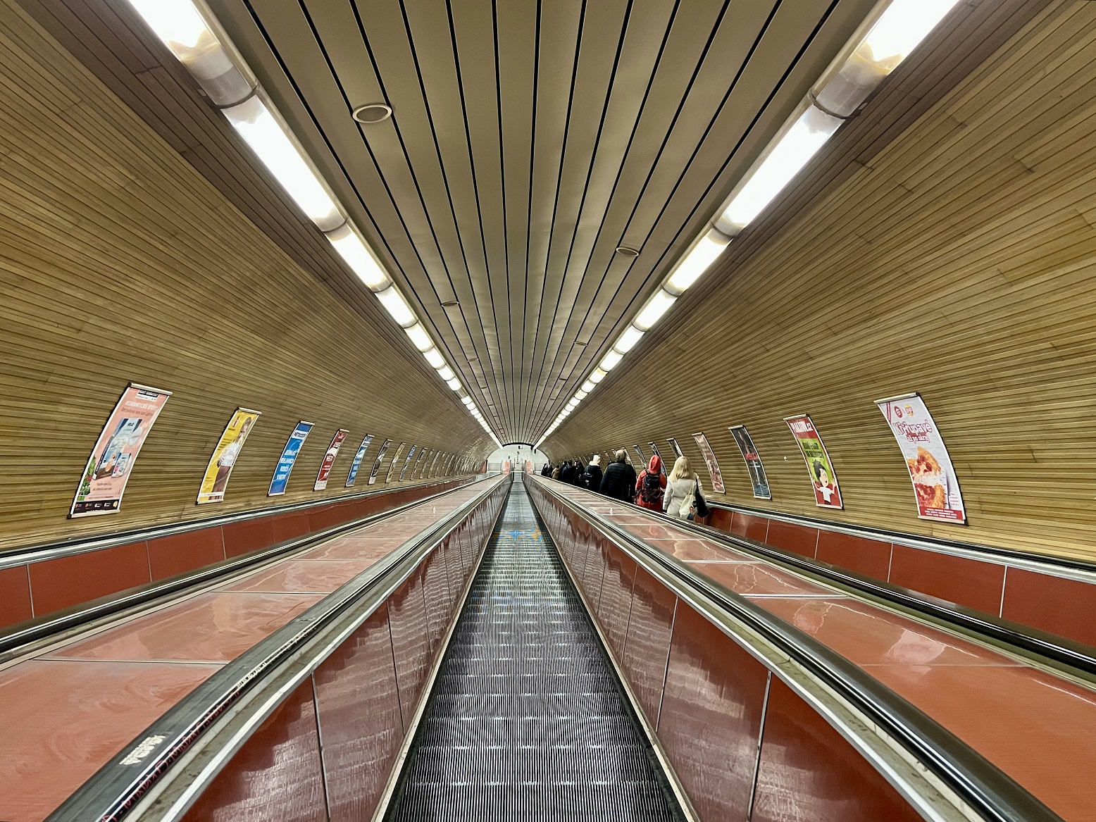 Work metro. Новогодний Русич метро 2023. Новогодний поезд метро 2023. Поезд метро новогодний 2023 Русич на Сокольнической линии. Елочный базар метро Пражская.