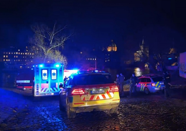 Мужчина упал с Карлова моста в центре Праги