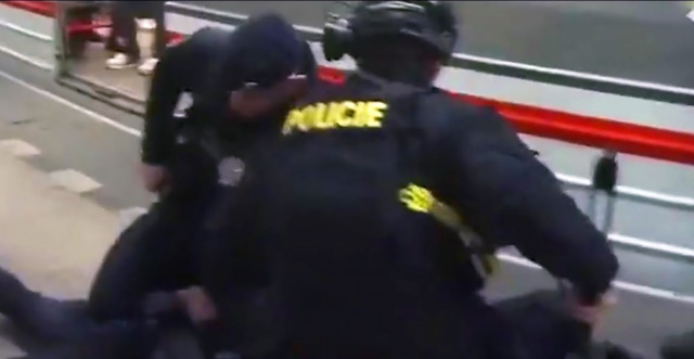 Полиция Праги показала видео задержания в метро стрелка со страйкбольным ружьем