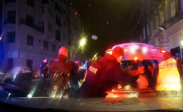 В Праге пьяный водитель-иностранец предъявил полиции права на управление лодкой: видео