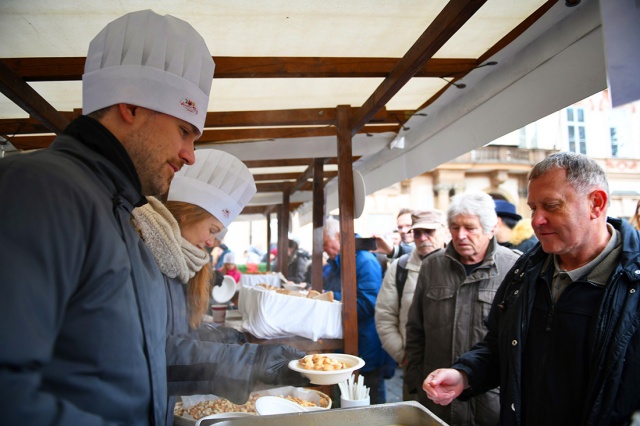 В пятницу в центре Праги всех желающих бесплатно угостят рыбным супом