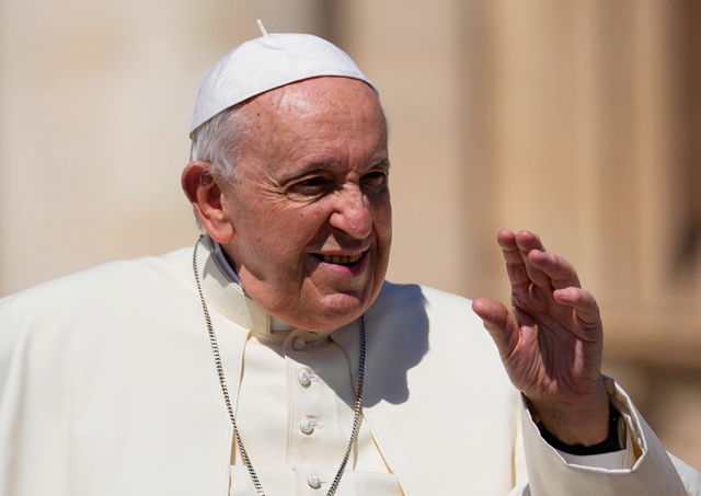 Папа Римский призвал отметить Рождество скромно, а деньги отправить Украине
