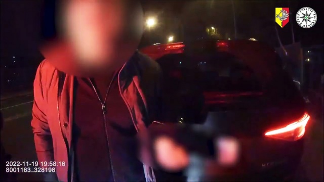 В Праге пьяный водитель пытался подкупить полицейских: видео