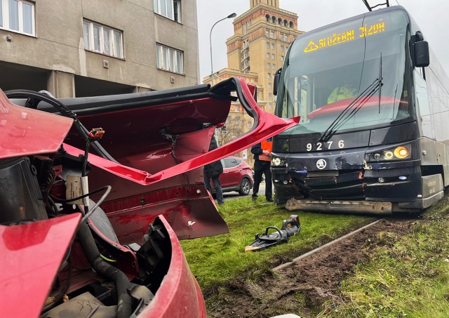 В Праге трамвай столкнулся с автомобилем