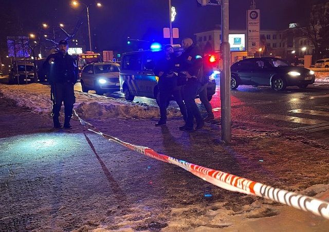 В Праге мужчина порезал двух женщин на улице. Полиция его застрелила