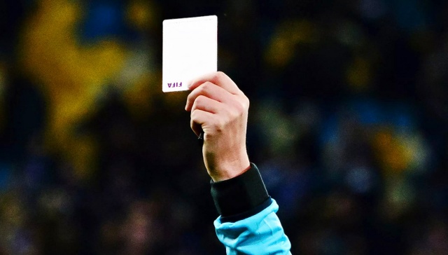 Впервые в истории футбола судья показал белую карточку