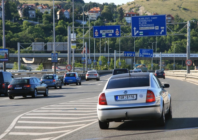 Рейтинг: сколько часов потеряли в пробках водители в Праге и других городах мира