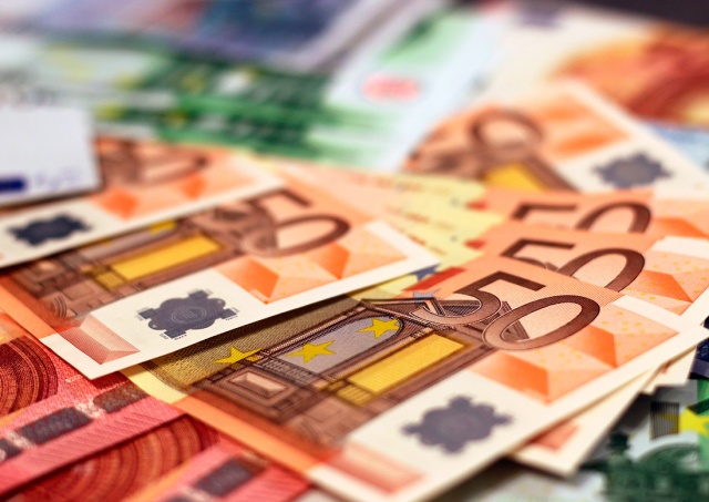 Чешская крона укрепилась к евро до 12-летнего максимума