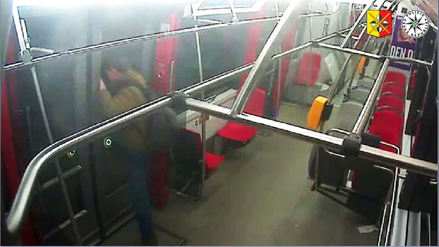 В Праге пьяный пассажир разнес двери трамвая: видео