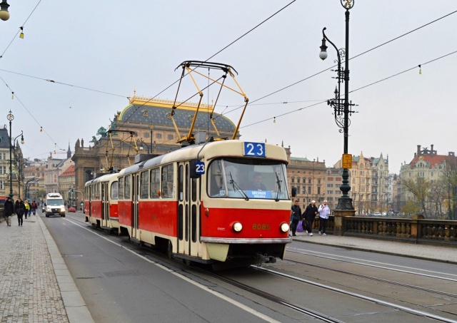 Трамвай сбил девушку в центре Праги: жуткое видео