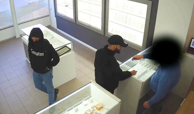 Неудачная попытка ограбления ювелирного магазина в Чехии попала на видео