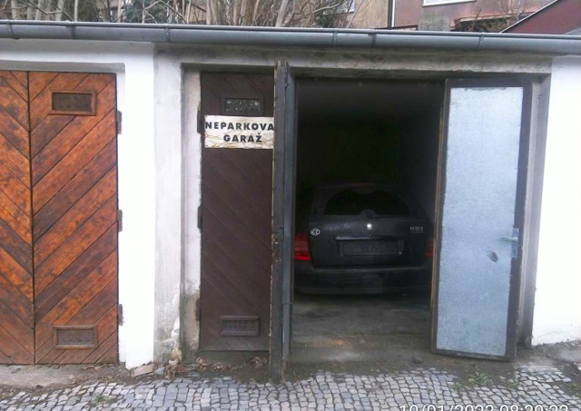 Житель Праги обнаружил в своем гараже чужое авто