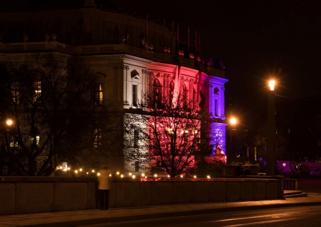 Пражские достопримечательности подсветили цветами чешского флага: фото