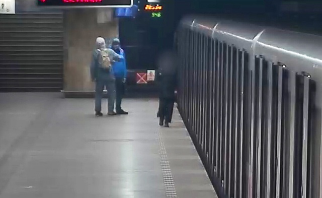 Полиция Праги разыскивает гомофоба, напавшего на пассажиров метро: видео