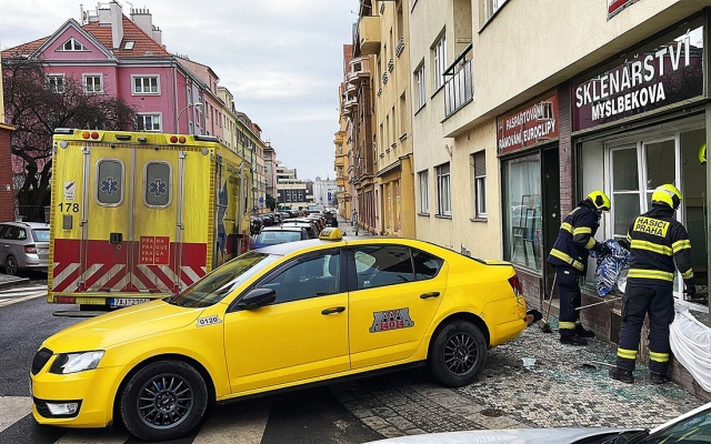В Праге покатившееся такси насмерть сбило женщину на тротуаре 