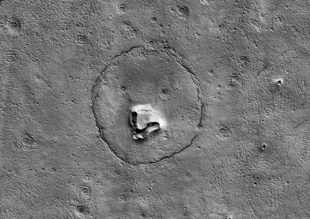 Ученые сфотографировали на Марсе «морду медведя»