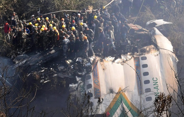 Пассажир разбившегося в Непале самолета снял последние секунды полета: видео