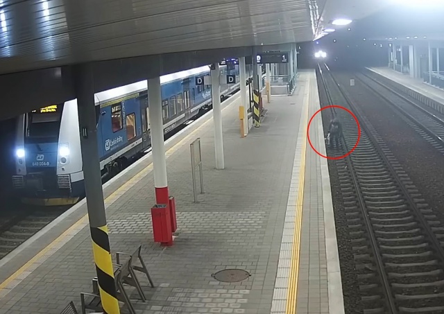 В Чехии на вокзале поезд сбил человека: видео