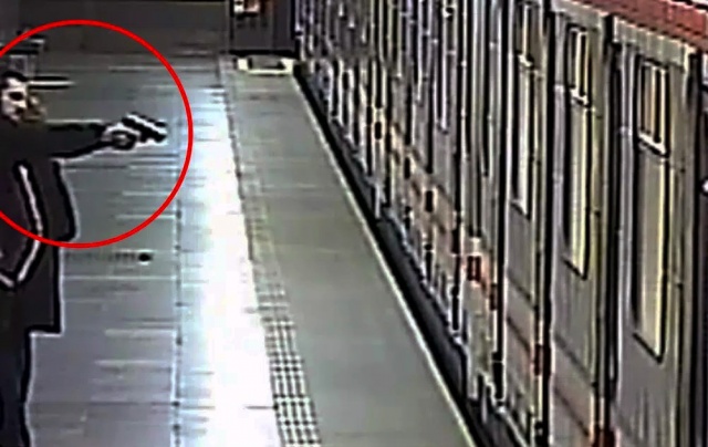 Неизвестный размахивал пистолетом в пражском метро: видео