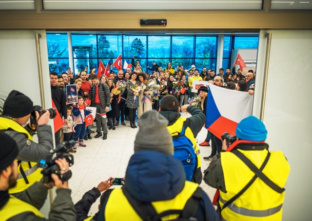 Чешские спасатели вернулись домой из Турции. Их встретили как героев