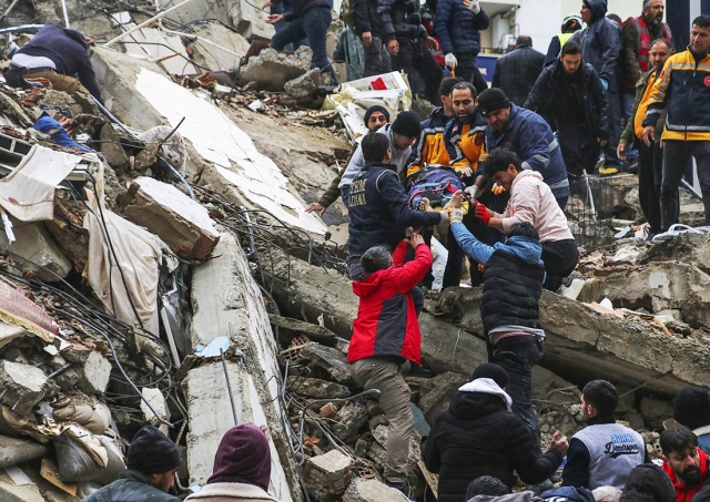 Мощное землетрясение в Турции: сотни погибших, тысячи пострадавших
