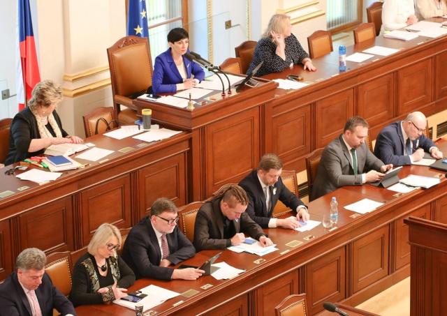 Парламент Чехии одобрил новые правила выплаты гуманитарного пособия беженцам