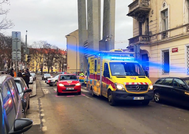 В Праге автомобиль сбил на переходе двух девочек