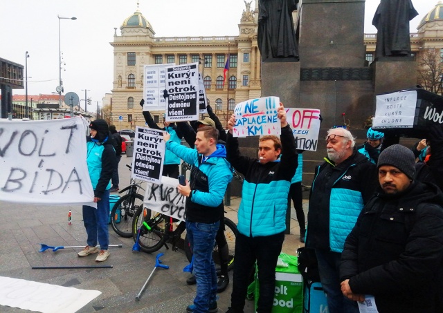 В центре Праги протестовали курьеры Wolt