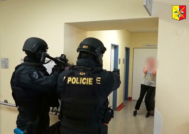 Полиция провела учения «Cтрелок» в пражской больнице: видео