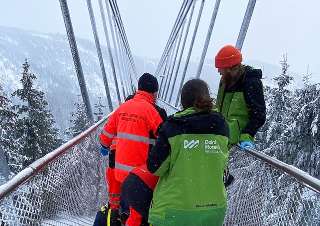 У пенсионера случился сердечный приступ на самом длинном подвесном мосту в Чехии