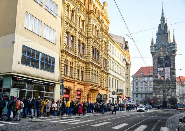 Жители Чехии выстроились в гигантские очереди за памятной банкнотой