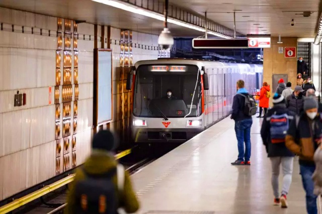 С понедельника метро и трамваи в Праге начнут ходить чаще