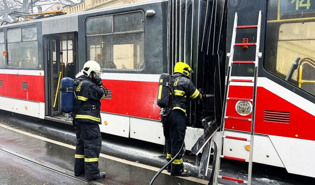 В центре Праги на ходу загорелся трамвай