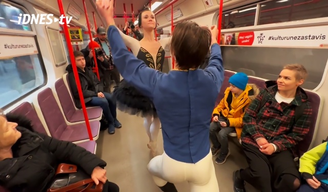 Вагон пражского метро превратился в сцену: занятное видео