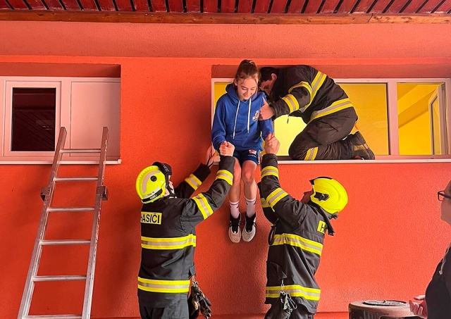 В Чехии пожарные помогли баскетболисткам выбраться из раздевалки и попасть на матч
